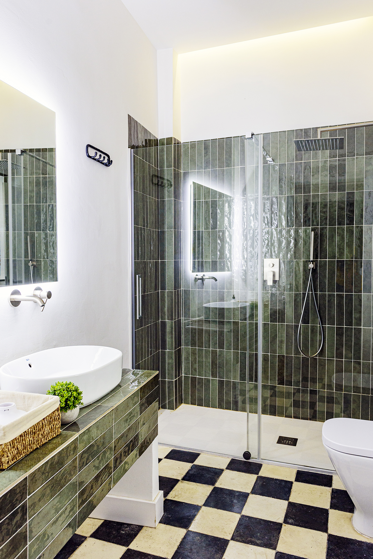 Cuarto de baño de diseño en planta segunda de NintaiHome, con acabados en verde y equipamiento de alta calidad.