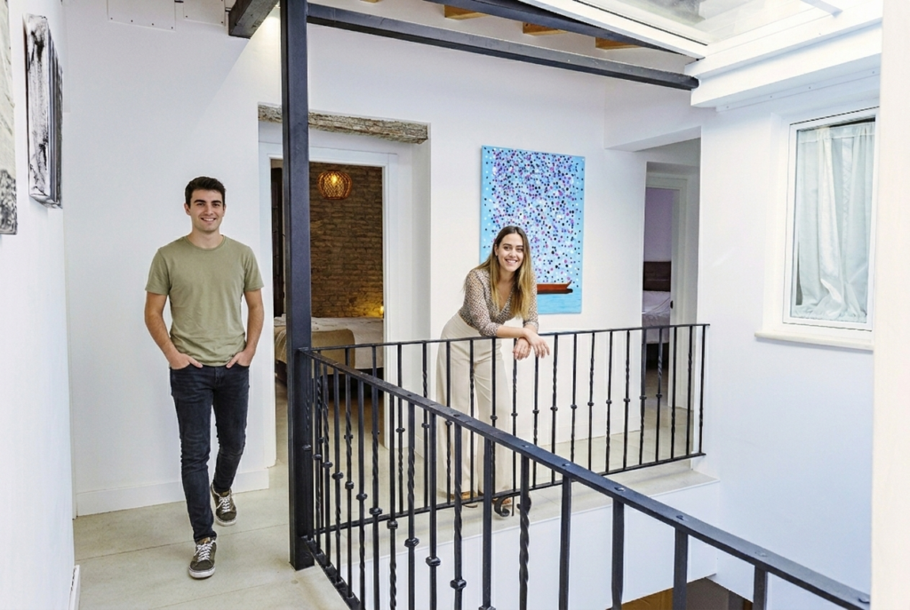 Bienestar y convivencia en NintaiHome Interior de NintaiHome Los Venerables, mostrando la arquitectura restaurada que combina el aire auténtico de Sevilla con un diseño moderno y luminoso.