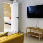 Vista desde el salón hacia el dormitorio principal en NintaiHome, destacando el diseño diáfano y confortable que fusiona lo contemporáneo con lo clásico.