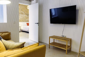 Vista desde el salón hacia el dormitorio principal en NintaiHome, destacando el diseño diáfano y confortable que fusiona lo contemporáneo con lo clásico.