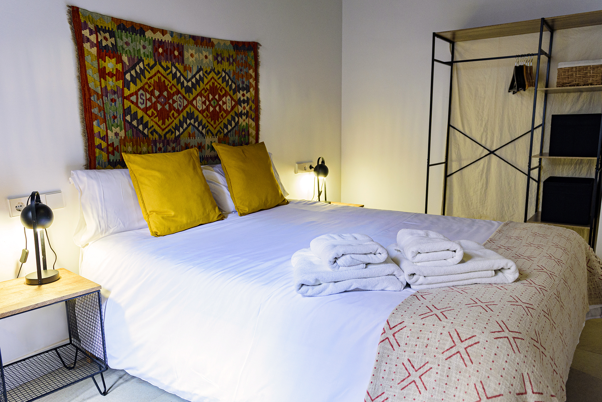 Habitación acogedora en planta baja en NintaiHome, con acceso visual al patio y decoración equilibrada para el bienestar del huésped.