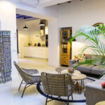 Vista abierta de la planta baja en NintaiHome Los Venerables, conectando la entrada, salón, comedor y cocina en un espacio fluido y luminoso.