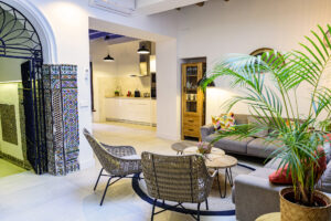 Vista abierta de la planta baja en NintaiHome Los Venerables, conectando la entrada, salón, comedor y cocina en un espacio fluido y luminoso.