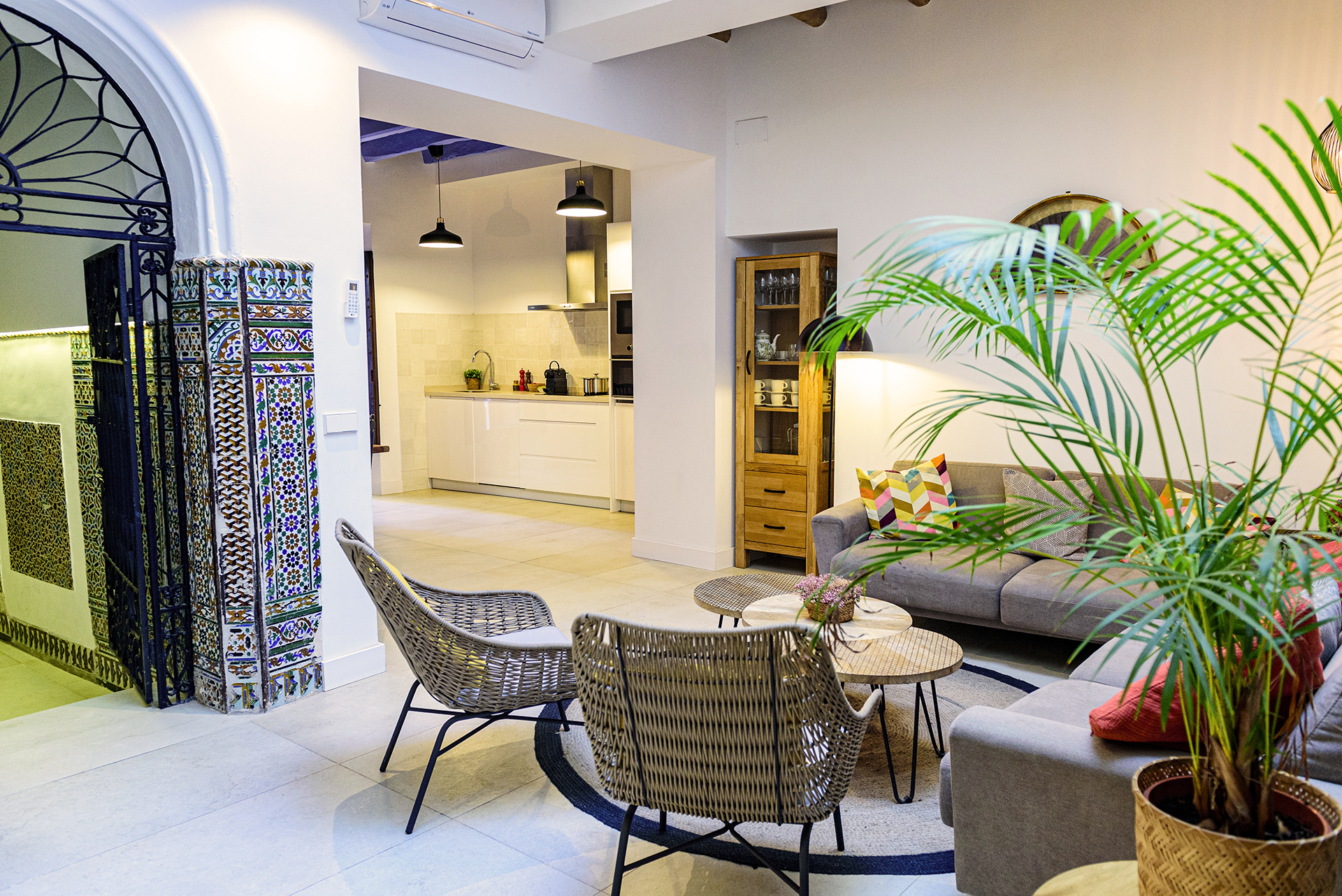 Vista abierta de la planta baja en NintaiHome Los Venerables, conectando la entrada, salón, comedor y cocina en un espacio fluido y luminoso.