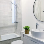 Baño moderno y funcional en NintaiHome Los Venerables, que combina líneas contemporáneas con la esencia tradicional, diseñado para tu cuidado personal y relajación.