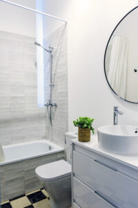 Baño moderno y funcional en NintaiHome Los Venerables, que combina líneas contemporáneas con la esencia tradicional, diseñado para tu cuidado personal y relajación.