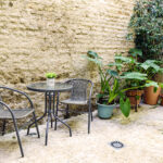Vista del patio andaluz de NintaiHome, lleno de plantas y luz, ofreciendo un entorno sereno para el relax de nuestros huéspedes.