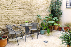 Vista del patio andaluz de NintaiHome, lleno de plantas y luz, ofreciendo un entorno sereno para el relax de nuestros huéspedes.