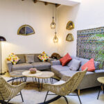 Vista del salón de NintaiHome con pared de azulejos originales y decoración cuidada para un ambiente de paz y equilibrio.