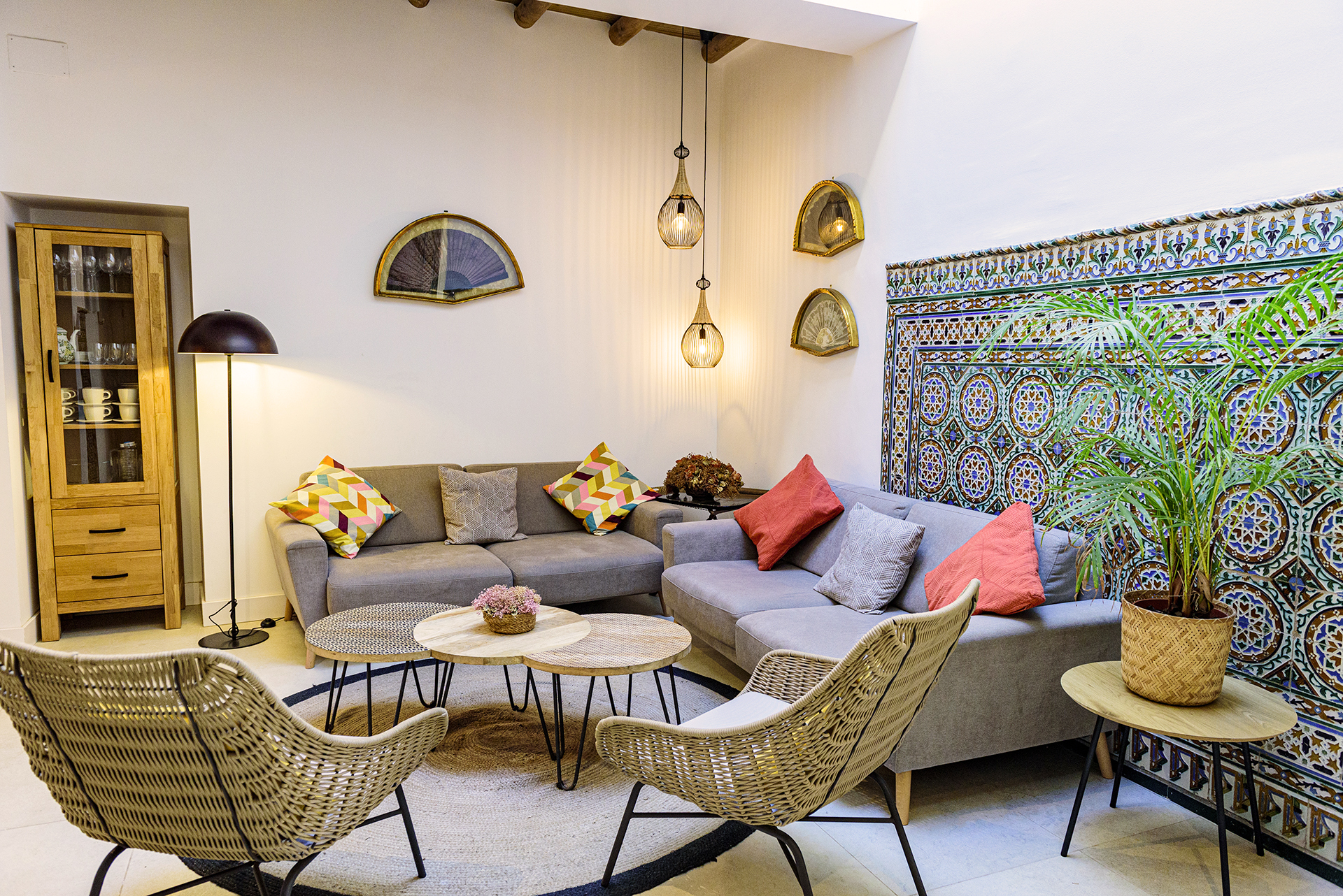 Vista del salón de NintaiHome con pared de azulejos originales y decoración cuidada para un ambiente de paz y equilibrio.